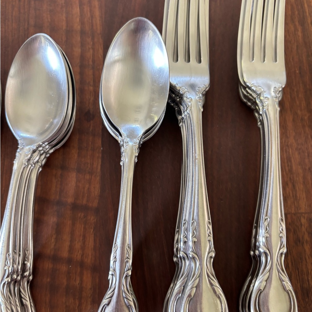 Lyons Queens Fancy Stainless service for 12